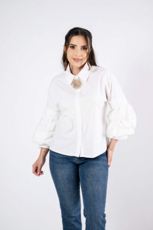 Camisera blanca con broche